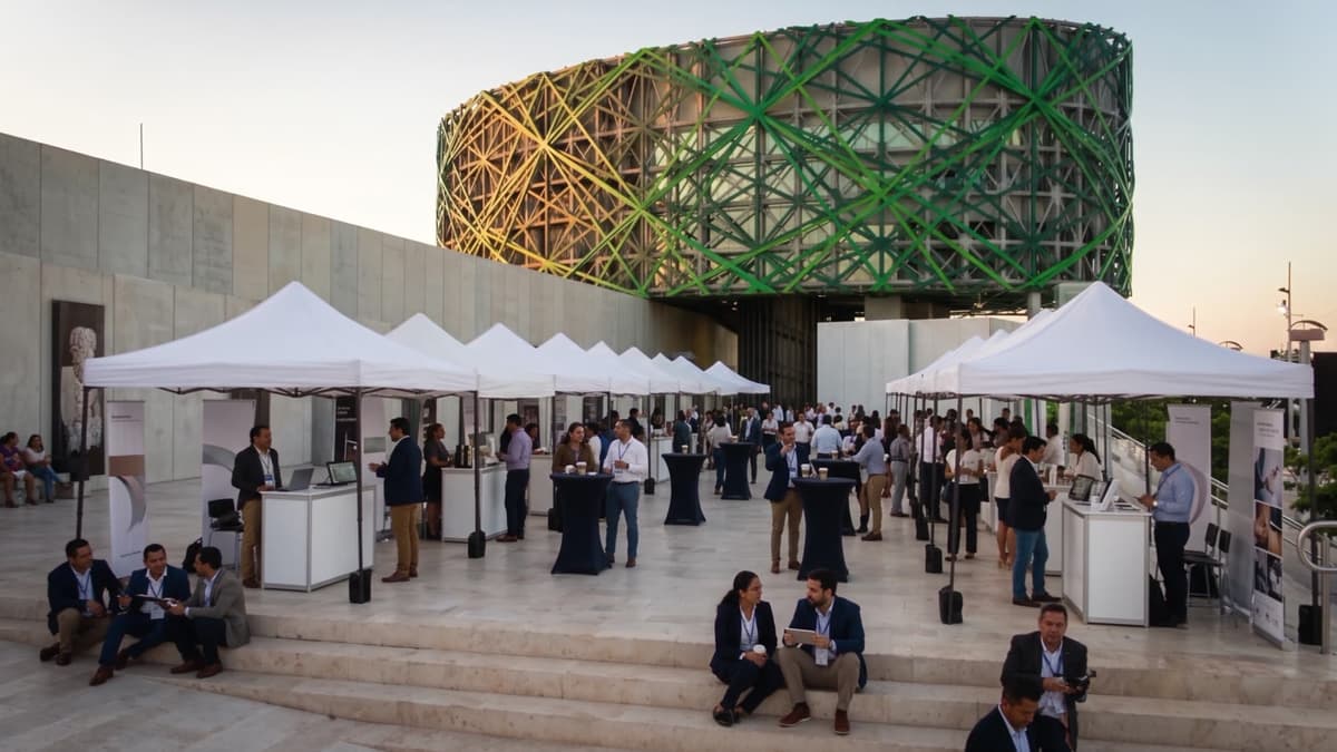 Zona de emprendedores en la explanada del Gran Museo del Mundo Maya, Mérida